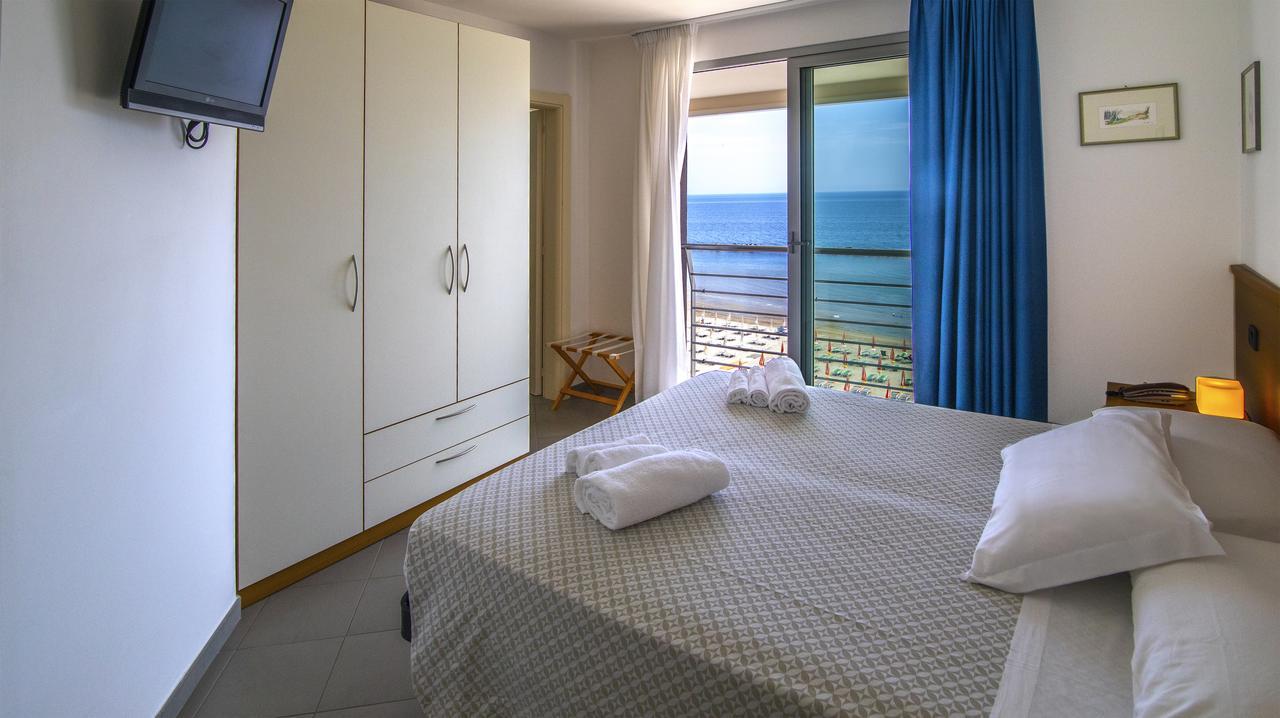 Hotel Ideal Cupra Marittima Kültér fotó
